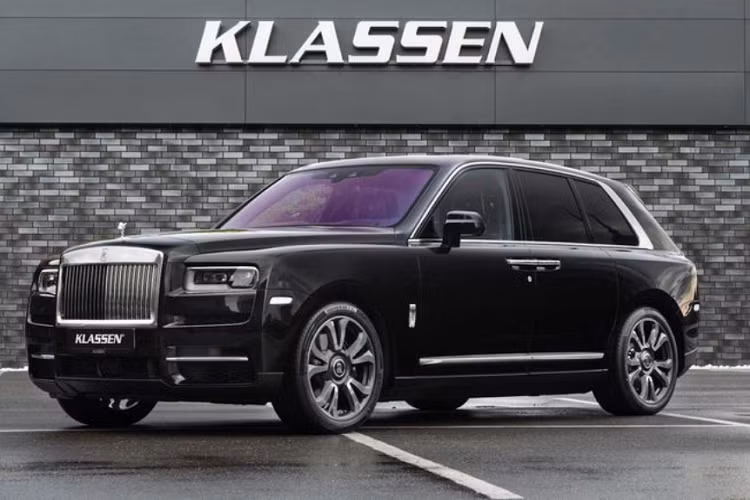 Mới đây, hãng độ Klassen đã ra mắt một phiên bản an toàn hơn của Rolls-Royce Cullinan hạng sang bằng cách bổ sung rất nhiều trang bị tối tân cho chiếc xe hạng sang để Cullinan có thể bảo vệ 360 độ và chiến đấu lại.