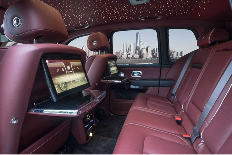 Rolls-Royce Cullinan còn được bổ sung kính chống đạn nhiều lớp, hệ thống bảo vệ pin và mô-đun điều khiển điện tử, bản lề cửa được gia cố.