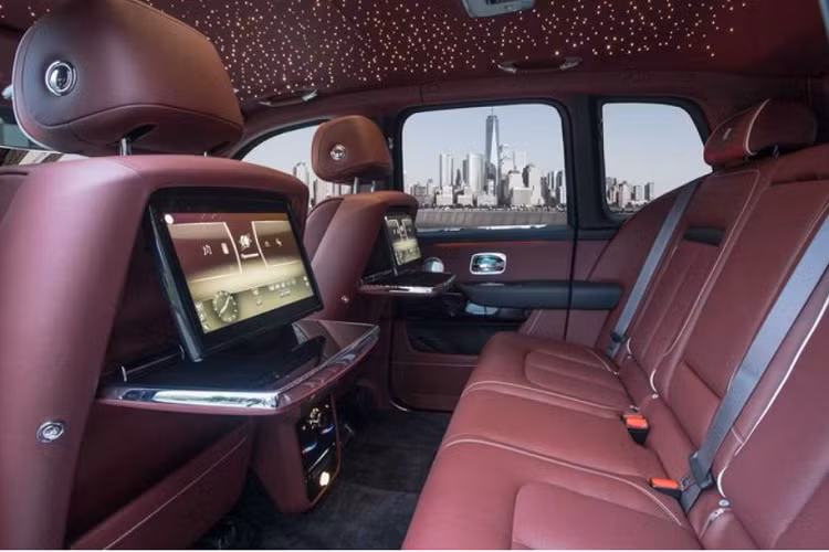 Rolls-Royce Cullinan còn được bổ sung kính chống đạn nhiều lớp, hệ thống bảo vệ pin và mô-đun điều khiển điện tử, bản lề cửa được gia cố.