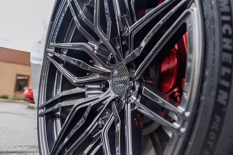 Một chiếc Chevrolet Corvette thế thao có rất nhiều lựa chọn độ mâm khác nhau trên thị trường hiện nay. Thế nhưng, để làm cho mình trở nên khác biệt và nổi bật hơn, Aerolarri đã tạo ra một bộ mâm “hai mặt” cho chiếc xe. Điều này có nghĩa rằng bộ mâm bên trái và bên phải sẽ có thiết kế khác nhau hoàn toàn.