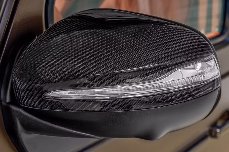 Bên cạnh đó, xe được bổ sung các khe thoát gió trên ốp vòm bánh, trang bị bộ la-zăng đa chấu kích cỡ 24 inch và mang logo Hofele thay cho Mercedes.