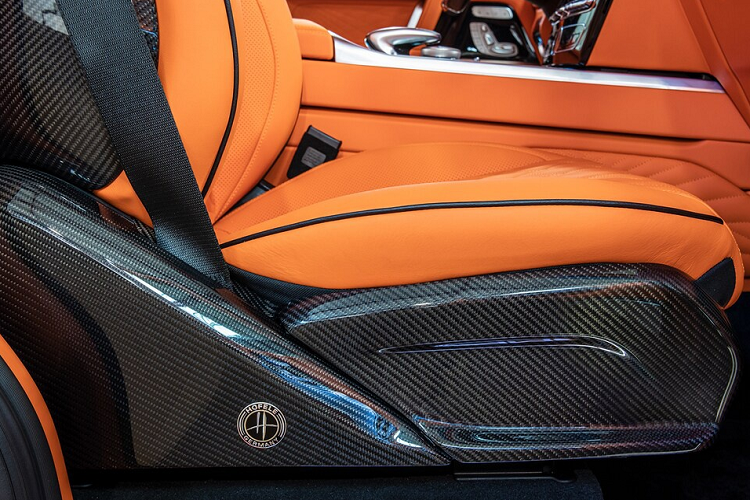 Tương tự ngoại thất, vật liệu sợi carbon được sử dụng cho nhiều chi tiết bên trong xe.