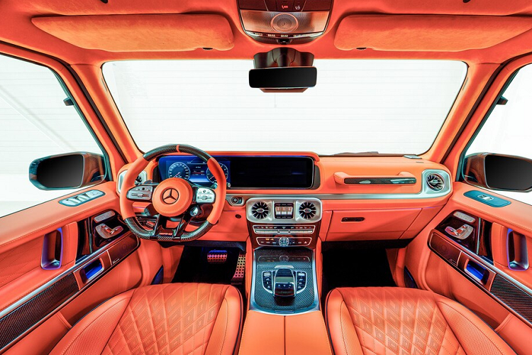 Nội thất Mercedes-AMG G 63 Limitless có tone màu cam chủ đạo, được bọc, phủ các loại vật liệu da cao cấp như Nappa và Alcantara.
