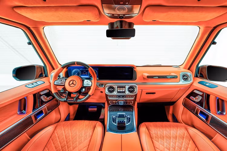 Nội thất Mercedes-AMG G 63 Limitless có tone màu cam chủ đạo, được bọc, phủ các loại vật liệu da cao cấp như Nappa và Alcantara.