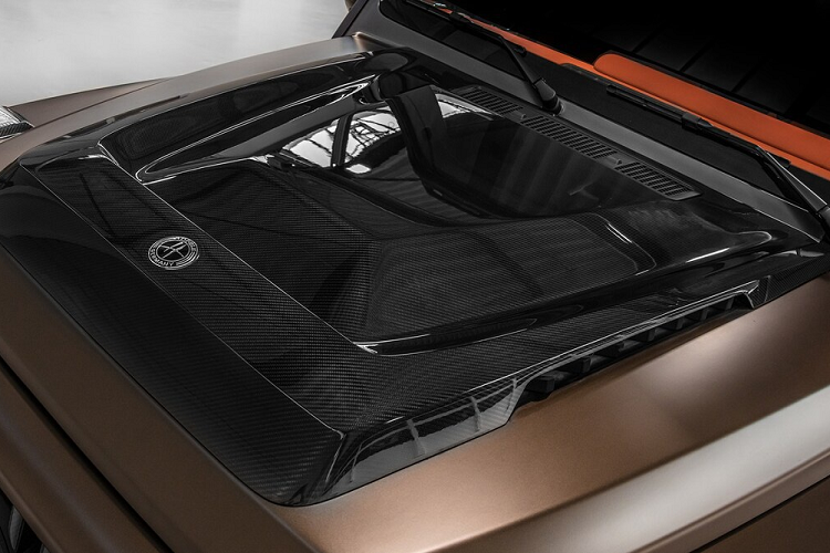 Xe có nhiều bộ phận làm từ sợi carbon như nắp ca-pô, chụp gương chiếu hậu hay tay nắm cửa.