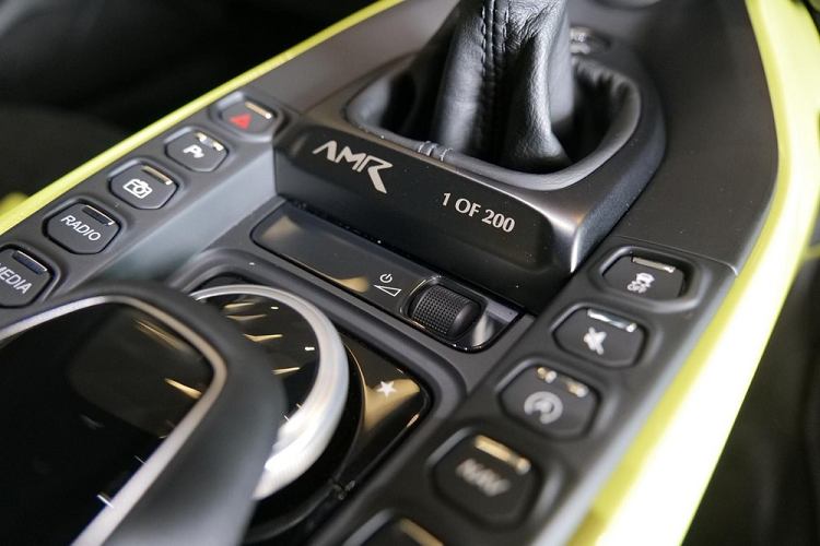 Aston Martin Vantage AMR ra mắt ở Hồng Kông, kế bên là SUV hạng sang cỡ lớn Aston Martin DBX với tuỳ chọn thêm đen. Giá xe Aston Martin Vantage AMR về đến Hồng Kông chỉ từ 8,6 tỷ đồng, một mức giá bán khá tốt do thuế xe ở Hương Cảng rẻ hơn Việt Nam khá nhiều. Ước tính các nhà giàu Việt có thể phải chi hơn 20 tỷ đồng để sở hữu Aston Martin Vantage AMR.