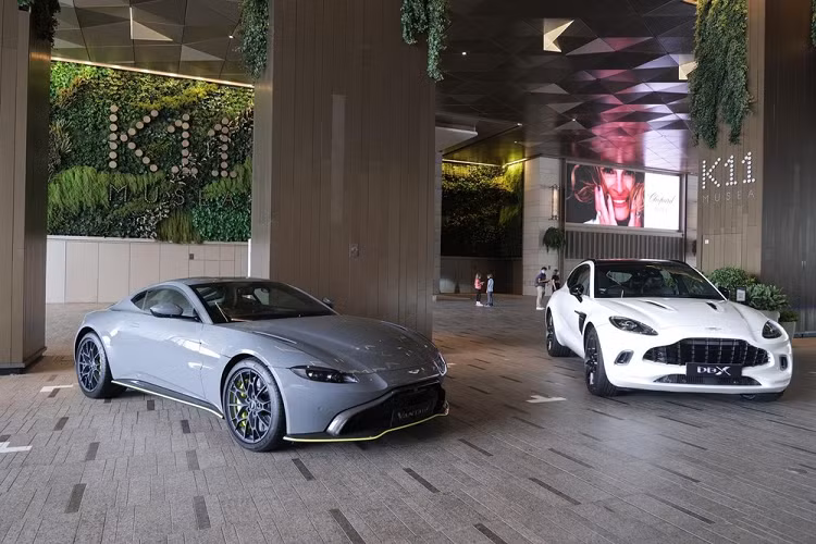 Dòng xe thể thao hạng sang Aston Martin Vantage chắc hẳn không còn quá xa lạ với nhà giàu Việt khi đã có ít nhất hai phiên bản hoàn toàn mới được mang về Việt Nam để phục vụ cho Hoàng Kim Khánh và Phạm Trần Nhật Minh hay còn gọi là Minh "Nhựa". Khá thú vị là bộ đôi Aston Martin V8 Vantage tại Việt Nam đều đã được chủ nhân nâng cấp lên bản Aston Martin Vantage AMR đặc biệt, sản xuất giới hạn.