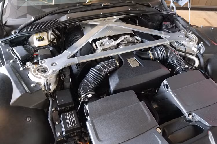 Hiện chưa rõ có khách hàng Việt nào máu để sở hữu Aston Martin Vantage AMR bản giới hạn hay chưa nhưng các đại gia ở Hồng Kông, Khu vực hành chính đặc biệt của Trung Quốc mới được bàn giao chiếc siêu xe phiên bản giới hạn sản xuất Aston Martin Vantage AMR đầu tiên.