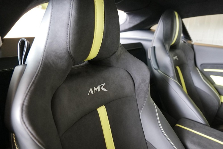 Số khách hàng còn lại sẽ phải lựa chọn trong bốn màu sơn ngoại thất bao gồm xanh Sabiro Blue, đen Onyx Black, xám China Grey và trắng White Stone.