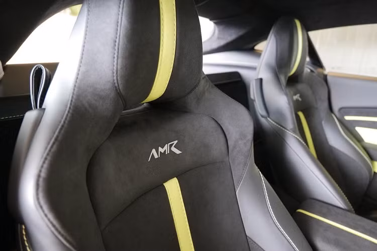 Số khách hàng còn lại sẽ phải lựa chọn trong bốn màu sơn ngoại thất bao gồm xanh Sabiro Blue, đen Onyx Black, xám China Grey và trắng White Stone.