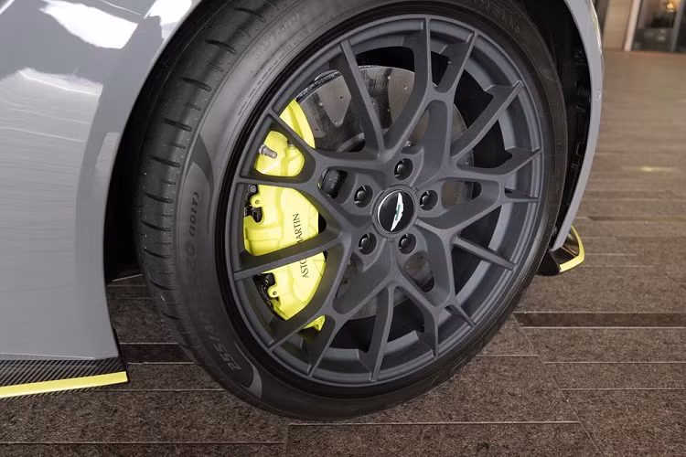 Trên toàn thế giới chỉ có đúng 200 chiếc siêu xe Aston Martin Vantage AMR được sản xuất nhưng sẽ chỉ có khoảng 59 khách hàng đầu tiên mua xe Aston Martin Vantage AMR sẽ sở hữu màu sơn tuỳ chọn xanh lá Sterling Green.