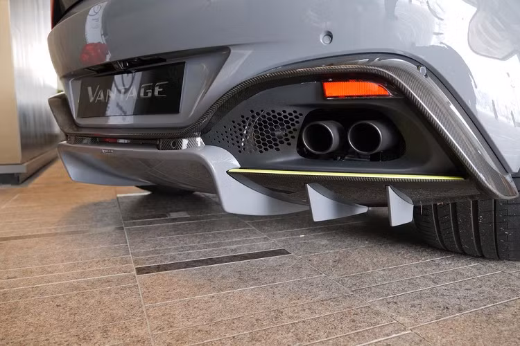 Aston Martin Vantage AMR chỉ có 200 chiếc trên thế giới và sử dụng hộp số sàn. Xe có bộ mâm đa chấu kép sơn màu xám nhám. Ngoại hình xe có thêm nhiều chi tiết khác biệt so với bản tiêu chuẩn. Ghế ngồi da lộn với sọc màu xanh neon và logo AMR