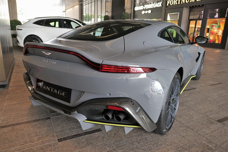 "Trái tim" của Aston Martin Vantage AMR sẽ đồng hàng cùng hộp số sàn 7 cấp, nhờ đó, phiên bản giới hạn của xe thể thao hạng sang Aston Martin V8 Vantage sẽ mất khoảng thời gian 3,9 giây để tăng tốc từ vị trí xuất phát lên 100 km/h trước khi đạt vận tốc tối đa 313 km/h. Siêu xe Aston Martin Vantage AMR nhẹ hơn 95 kg so với bản tiêu chuẩn.
