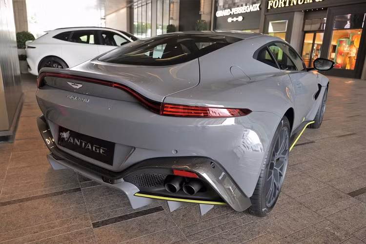 "Trái tim" của Aston Martin Vantage AMR sẽ đồng hàng cùng hộp số sàn 7 cấp, nhờ đó, phiên bản giới hạn của xe thể thao hạng sang Aston Martin V8 Vantage sẽ mất khoảng thời gian 3,9 giây để tăng tốc từ vị trí xuất phát lên 100 km/h trước khi đạt vận tốc tối đa 313 km/h. Siêu xe Aston Martin Vantage AMR nhẹ hơn 95 kg so với bản tiêu chuẩn.