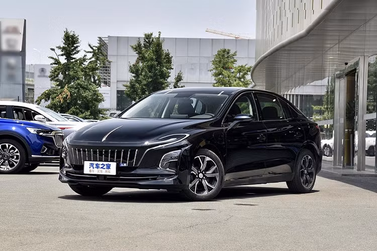 Thương hiệu Hồng Kỳ lừng danh của Trung Quốc vốn được biết đến trên quốc tế nhờ những chiếc xe limousine cực sang trọng dành cho lãnh đạo. Nhưng ngày nay, Hồng Kỳ đang gây dựng lại hình bản trong vài trò một thương hiệu xe điện hạng sang. Mẫu xe điện mới nhất được bán ra thị trường của họ là Hồng Kỳ E-QM5 2021 mới.