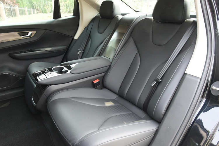 Trước mắt, Hồng Kỳ chỉ bán phiên bản này, nhưng về sau, họ sẽ bổ sung thêm các phiên bản khác cho thị trường xe tư nhân. Đây là một chuyện rất phổ thông ở Trung Quốc. Nhiều thương hiệu đã phát triển xe dành riêng cho dịch vụ thuê xe, bao gồm BYD và thương hiệu anh em Bestune của Hồng Kỳ.