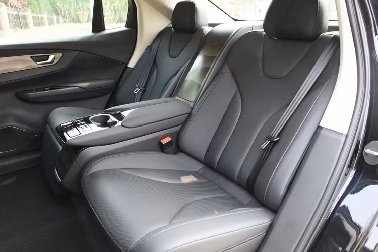 Trước mắt, Hồng Kỳ chỉ bán phiên bản này, nhưng về sau, họ sẽ bổ sung thêm các phiên bản khác cho thị trường xe tư nhân. Đây là một chuyện rất phổ thông ở Trung Quốc. Nhiều thương hiệu đã phát triển xe dành riêng cho dịch vụ thuê xe, bao gồm BYD và thương hiệu anh em Bestune của Hồng Kỳ.