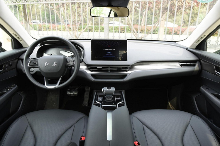 Phía sau xe trông cũng rất tuyệt với đèn hậu mỏng sắc cạnh, và phần đuôi xe rất ngắn. Hàng chữ Hồng Kỳ phía trên biển kiểm soát dường như là hơi quá nhỏ. Chiếc xe trong ảnh ở đây là biến bản 4 chỗ đặc biệt dành cho thị trường thuê xe cao cấp. Nó được đồng phát triển với DiDi Chuxing, công ty dịch vụ thuê xe khổng lồ của Trung Quốc.