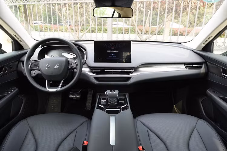 Phía sau xe trông cũng rất tuyệt với đèn hậu mỏng sắc cạnh, và phần đuôi xe rất ngắn. Hàng chữ Hồng Kỳ phía trên biển kiểm soát dường như là hơi quá nhỏ. Chiếc xe trong ảnh ở đây là biến bản 4 chỗ đặc biệt dành cho thị trường thuê xe cao cấp. Nó được đồng phát triển với DiDi Chuxing, công ty dịch vụ thuê xe khổng lồ của Trung Quốc.