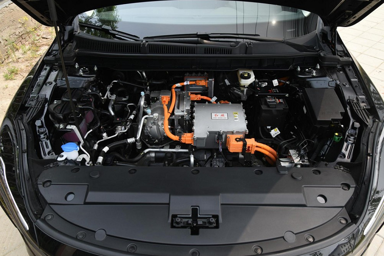 Nội thất xe có phần gây thất vọng đôi chút so với ngoại thất. Mọi thứ trông sang trọng, dễ chịu nhưng không được công nghệ như mong đợi. Màn hình cảm ứng trung tâm cỡ 12 inch trông khá đẹp nhưng tiếc rằng bảng đồng hồ lại không phải dạng kỹ thuật số hoàn toàn.