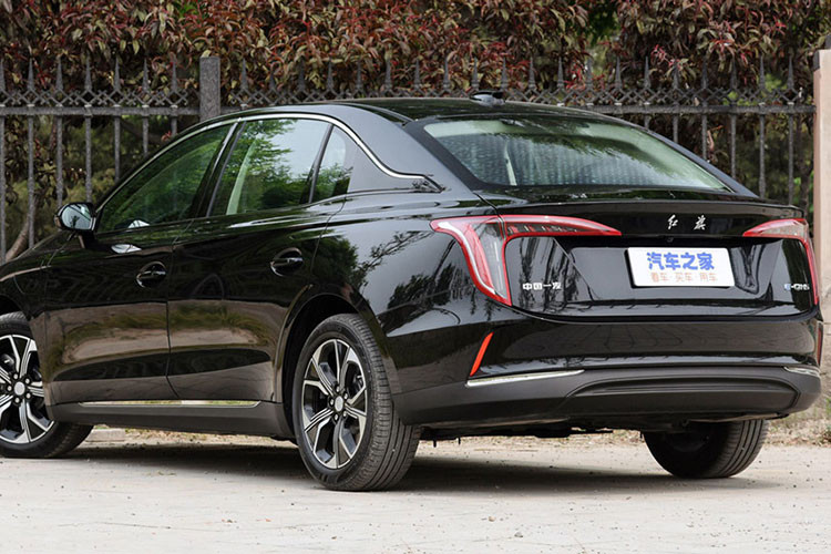 Hồng Kỳ E-QM5 chạy điện sở hữu ngoại hình ấn tượng và bắt mắt. Nó có khoảng sáng gầm thấp, phần mũi dốc, và một trục cơ sở dài. Lưới tản nhiệt truyền thống cũng được nâng cấp hợp lý theo thời đại, và đèn pha của xe trông rất đẹp. Nhìn từ phía trước, mẫu sedan này trông có vẻ nhỏ gọn, nhưng thực tế nó có kích thước dài 5.040 mm, rộng 1.910 mm, cao 1.569 mm, và trục cơ sở tới 2.990 mm.