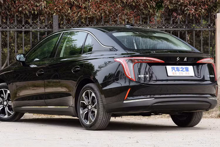 Hồng Kỳ E-QM5 chạy điện sở hữu ngoại hình ấn tượng và bắt mắt. Nó có khoảng sáng gầm thấp, phần mũi dốc, và một trục cơ sở dài. Lưới tản nhiệt truyền thống cũng được nâng cấp hợp lý theo thời đại, và đèn pha của xe trông rất đẹp. Nhìn từ phía trước, mẫu sedan này trông có vẻ nhỏ gọn, nhưng thực tế nó có kích thước dài 5.040 mm, rộng 1.910 mm, cao 1.569 mm, và trục cơ sở tới 2.990 mm.