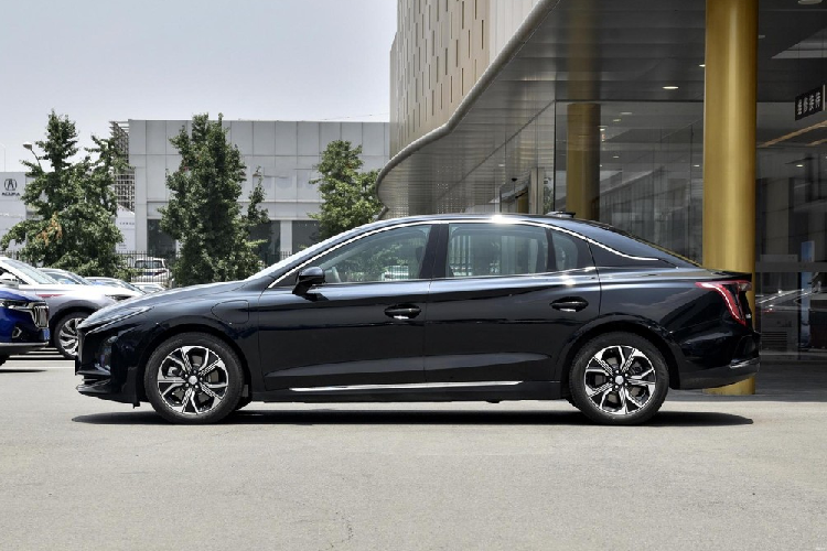 Xe có trang bị một mô tơ điện mạnh 136 mã lực. Nó có thể gia tốc từ 0-100 km/h trong 9,5 giây, và có phạm vi di chuyển 431 km theo chu kỳ NEDC. Cụm pin của xe được cung cấp bởi BYD. Giá bán cho bản Hồng Kỳ E-QM5 này là 239.800 nhân dân tệ (tương đương 849 triệu đồng), một số tiền khá đắt để có được công nghệ và công suất như thế này.