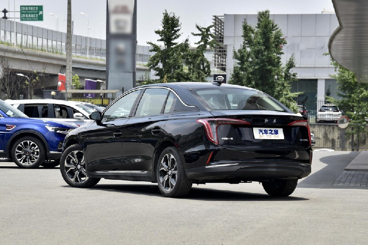 Có lẽ Hồng Kỳ chủ đích giữ nội thất của bản xe này rẻ tiền để phù hợp phục vụ vai trò xe cho thuê. Hệ thống thông tin giải trí của xe điện Hồng Kỳ E-QM5 2021 đi kèm với hệ thống nhận dạng khuôn mặt được cung cấp bởi DiDi Intelligent Auto.