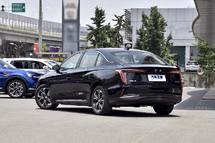 Có lẽ Hồng Kỳ chủ đích giữ nội thất của bản xe này rẻ tiền để phù hợp phục vụ vai trò xe cho thuê. Hệ thống thông tin giải trí của xe điện Hồng Kỳ E-QM5 2021 đi kèm với hệ thống nhận dạng khuôn mặt được cung cấp bởi DiDi Intelligent Auto.