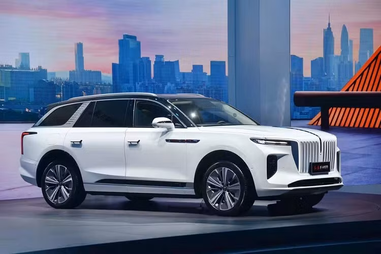  Hồng Kỳ E-HS9 2021 mới là mẫu SUV chạy điện cỡ lớn đã lần đầu tiên trình làng trong triển lãm Ô tô Bắc Kinh 2020 diễn ra vào tháng 9 năm ngoái. Sau hơn 1 năm, mẫu xe được mệnh danh là "Rolls-Royce Cullinan của Trung Quốc" này có thêm phiên bản mới với phạm vi hoạt động dài hơn.