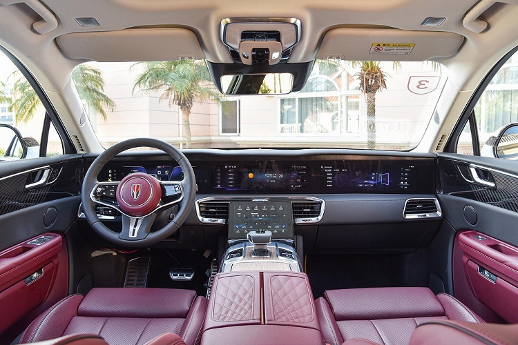 Bên ngoài, Hồng Kỳ E-HS9 phiên bản mới sở hữu thiết kế không có gì thay đổi. Trên đầu xe, Hồng Kỳ E-HS9 được trang bị lưới tản nhiệt cỡ lớn với những nan mạ crôm nằm dọc theo phong cách Rolls-Royce. Tương tự các mẫu xe Hồng Kỳ khác, E-HS9 cũng có đường màu đỏ kéo dài từ giữa lưới tản nhiệt lên nắp ca-pô. Nằm hai bên lưới tản nhiệt là dải đèn LED định vị ban ngày kéo dài từ nắp ca-pô xuống cản trước. Trong khi đó, đèn pha chính của xe được thiết kế dọc và nằm dưới cản trước.