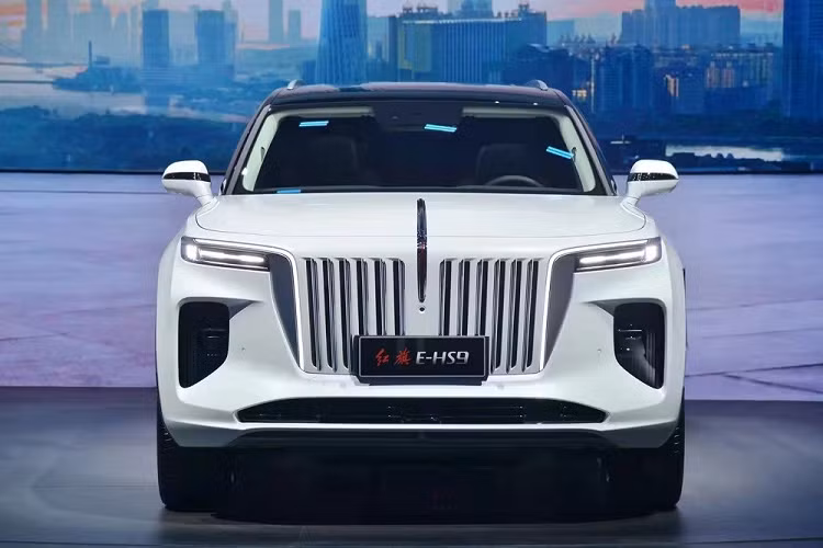 Theo đó, phiên bản mới của xe SUV điện Hồng Kỳ E-HS9 được trang bị cụm pin 120 kWh với phạm vi hoạt động 660 km hoặc 690 km sau khi sạc đầy pin. Trong khi đó, phiên bản ra mắt năm ngoái của mẫu xe này chỉ chạy được 460 km hoặc 510 km.