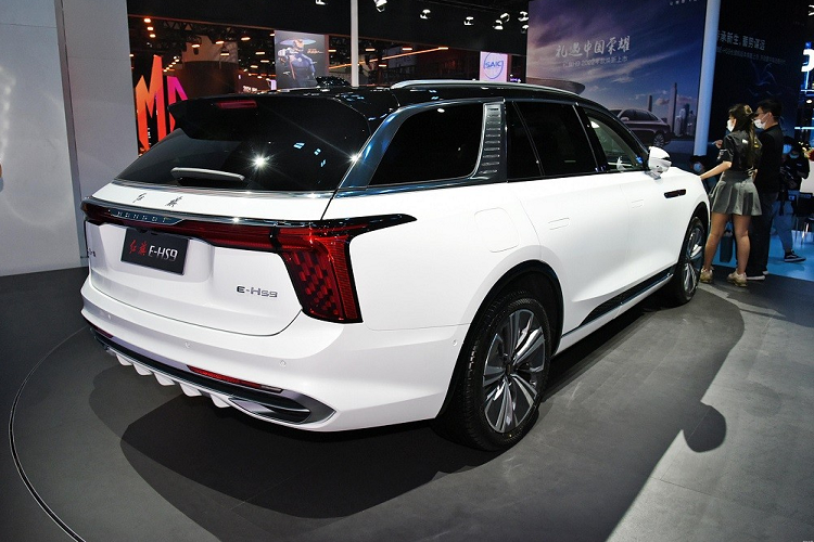 Những trang bị nội thất đáng chú ý khác của Hồng Kỳ E-HS9 bao gồm màn hình hiển thị thông tin kính lái, ghế trước chỉnh điện 18 hướng, ghế sau đủ tính năng sưởi và mát-xa, cửa sổ trời toàn cảnh Panorama, công nghệ như nhận diện khuôn mặt và nhận biết cảm xúc của người ngồi trong xe. 