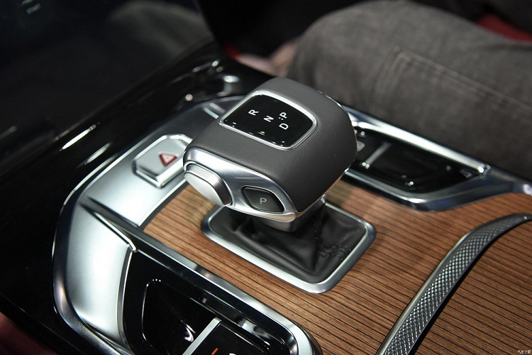 Ở bên sườn, Hồng Kỳ E-HS9 đi kèm chi tiết trang trí màu đỏ trên chắn bùn trước, bộ vành hợp kim đa chấu cỡ lớn, tay nắm cửa bật lên/thụt xuống cũng như cột C và cột D màu bạc dày dặn. Trong khi đó, điểm nhấn ở đuôi xe là cụm đèn hậu LED nằm dọc cỡ lớn, nối với nhau bằng dải đèn màu đỏ trên nắp cốp sau và viền mạ crôm bao quanh ống xả trên cản va. 