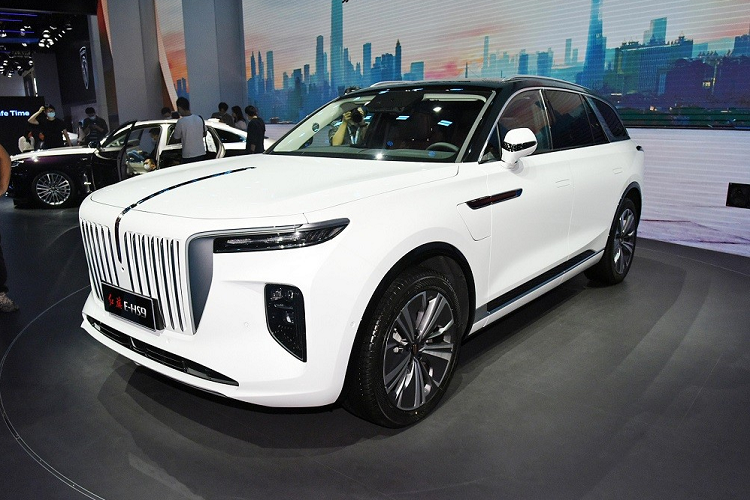 Bên trong Hồng Kỳ E-HS9 là không gian nội thất rộng rãi nhờ kích thước lớn, bao gồm chiều dài 5.209 mm, chiều rộng 2.010 mm, chiều cao 1.731 mm và chiều dài cơ sở 3.110 mm. Không chỉ rộng, nội thất của xe còn được bọc da sang trọng, đi kèm vô lăng với 2 chấu cảm ứng, bảng đồng hồ kỹ thuật số toàn phần, 2 màn hình cảm ứng trên mặt táp-lô và 1 màn hình nữa nằm bên dưới, nối liền với cụm điều khiển trung tâm ốp gỗ. 