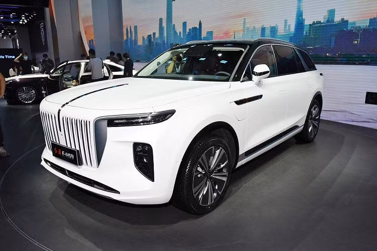 Bên trong Hồng Kỳ E-HS9 là không gian nội thất rộng rãi nhờ kích thước lớn, bao gồm chiều dài 5.209 mm, chiều rộng 2.010 mm, chiều cao 1.731 mm và chiều dài cơ sở 3.110 mm. Không chỉ rộng, nội thất của xe còn được bọc da sang trọng, đi kèm vô lăng với 2 chấu cảm ứng, bảng đồng hồ kỹ thuật số toàn phần, 2 màn hình cảm ứng trên mặt táp-lô và 1 màn hình nữa nằm bên dưới, nối liền với cụm điều khiển trung tâm ốp gỗ. 