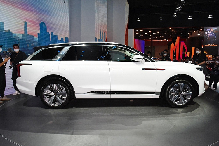 Ở bản chạy 660 km, Hồng Kỳ E-HS9 dùng mô-tơ điện mạnh 160 kW (215 mã lực) và mô-men xoắn cực đại 300 Nm trên cầu trước. Hai con số tương ứng của mô-tơ điện trên cầu sau là 245 kW (328 mã lực) và 450 Nm. Trong khi đó, bản chạy 690 km của Hồng Kỳ E-HS9 dùng 2 mô-tơ điện cùng mạnh 160 kW và 300 Nm trên cả hai cầu.