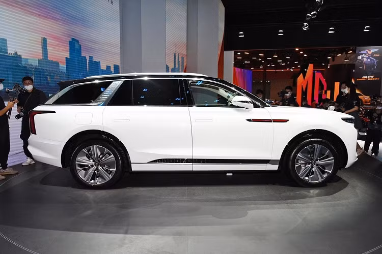 Ở bản chạy 660 km, Hồng Kỳ E-HS9 dùng mô-tơ điện mạnh 160 kW (215 mã lực) và mô-men xoắn cực đại 300 Nm trên cầu trước. Hai con số tương ứng của mô-tơ điện trên cầu sau là 245 kW (328 mã lực) và 450 Nm. Trong khi đó, bản chạy 690 km của Hồng Kỳ E-HS9 dùng 2 mô-tơ điện cùng mạnh 160 kW và 300 Nm trên cả hai cầu.