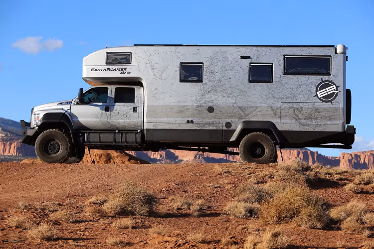 Kích thước dài x rộng x cao tổng thể của EarthRoamer HD là 10,67 x 2,6 x 4 m, khoảng sáng gầm ở mức 305 mm. Bình nhiên liệu có dung tích 435 lít, đi cùng cụm pin dự trự điện 20 kWh có tích hợp tấm thu năng lượng Mặt Trời.