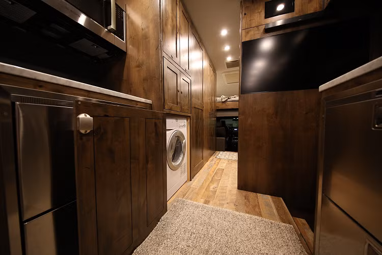 Nội thất hầu hết được làm từ gỗ, bao gồm tủ, bàn ăn, sàn... Đi cùng với đó là phòng tắm, máy giặt, máy sấy, tủ đông, điều hòa không khí, máy sưởi... để phục vụ cho các chuyến đi dài ngày ở nhiều điều kiện thời tiết khác nhau.