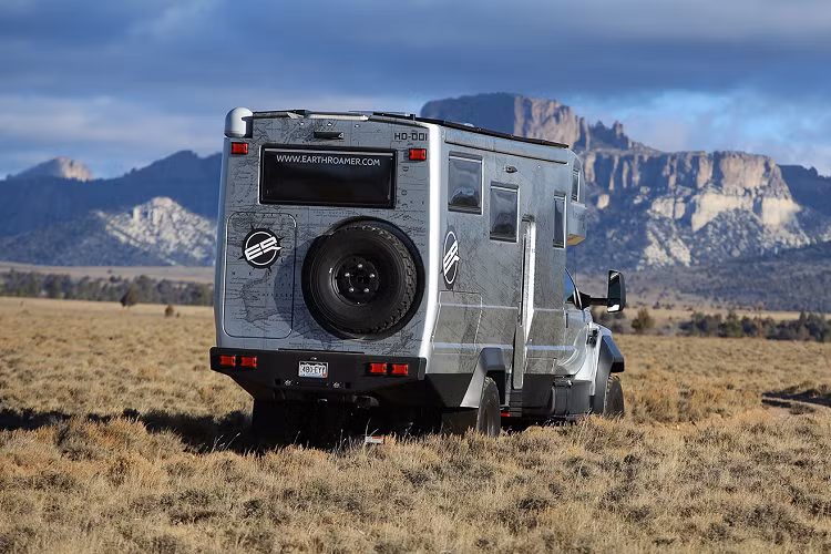 Sức mạnh của phương tiện này đến từ động cơ diesel tăng áp V8 6.7L, sản sinh công suất 330 mã lực và mô-men xoắn 983 Nm. EarthRoamer HD có thể di chuyển đến những nơi có địa hình khó khăn nhờ hệ dẫn động 4x4, hộp số tự động 6 cấp và sức kéo tương đương 16.700 kg.