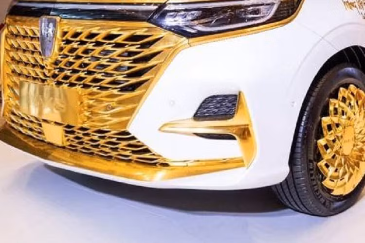 Ý tưởng ở đây chắc là cung cấp sự tương phản cho chiếc xe đặc biệt chỉ dành cho mục đích quảng cáo, nhưng không thể phủ nhận rằng nó khiến người nhìn cảm thấy bối rối, lắc đầu ngán ngẩm thay vì trầm trồ kinh ngạc. Mọi chi tiết bằng crôm trên chiếc MPV đều được mạ vàng, ngoại trừ huy hiệu Roewe ở phía trước: từ lưới tản nhiệt, giá giữ biển số, bộ la-zăng, tay nắm cửa, gương chiếu hậu cho tới dòng chữ.