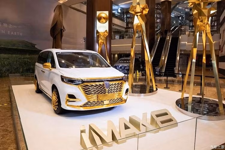 Để tạo sự chú ý cho sản phẩm đầy tiềm năng này, nhà sản xuất đã nhờ đến sự giúp đỡ của nghệ sĩ Vương Khai Phương để tạo nên một chiếc Roewe iMax8 400TGI 2021 mạ vàng như chúng ta thấy trong bài viết này.