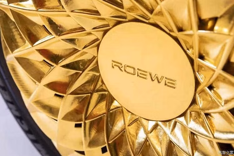 Ôtô hay xe máy mạ vàng không phải là điều gì mới. Vì nhiều lý do, con người dường như luôn bị cuốn hút bởi ý tưởng bọc chiếc xe yêu thích của mình bằng những tấm vàng 24 karat bóng bẩy đến chói cả mắt. Tuy nhiên, những nỗ lực độ xe theo hướng này luôn có các mức độ thành công khác nhau, và theo ý kiến số đông thì đa số là tệ hại hơn là tốt đẹp.