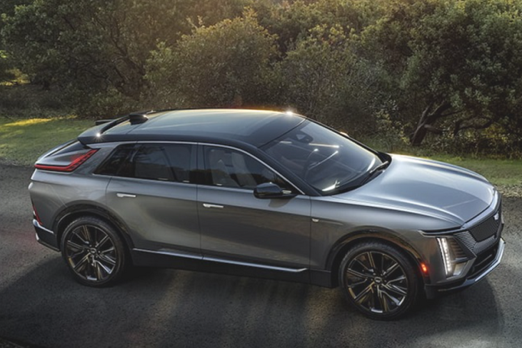 Cung cấp sức mạnh cho Lyriq là một mô-tơ điện mạnh 340 mã lực và 440 Nm, đi kèm hệ dẫn động cầu sau tiêu chuẩn.