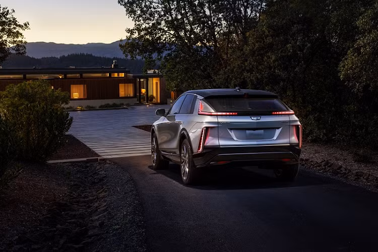 Khách hàng tại Trung Quốc có thể tiến hành đặt trước mẫu Cadillac Lyriq chạy điện mới thông qua ứng dụng Cadillac IQ hoặc WeChat với khoản đặt cọc 1.190 Nhân dân tệ (khoảng 4,3 triệu đồng).