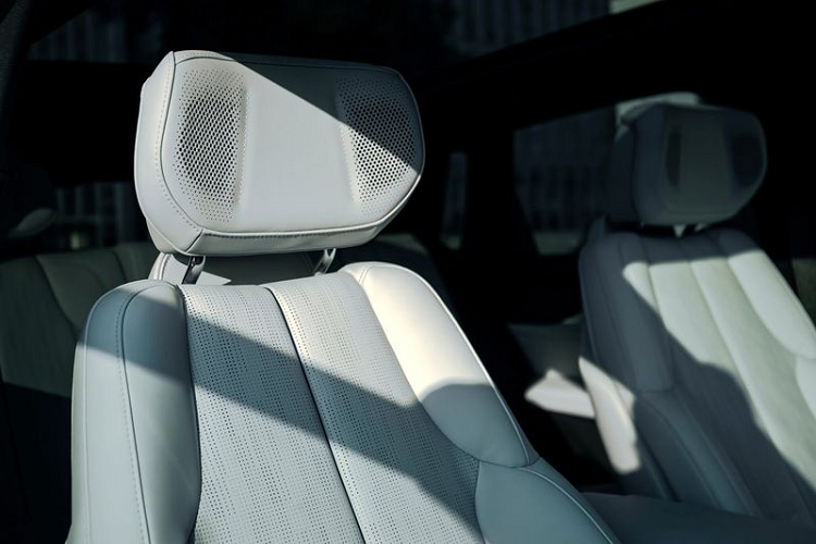 Tất cả phiên bản Cadillac Lyriq tại thị trường Trung Quốc đều được phát triển trên nền tảng Ultium của General Motors, với bộ pin 100 kWh ước tính cung cấp phạm vi hoạt động tối đa khoảng 650 km.