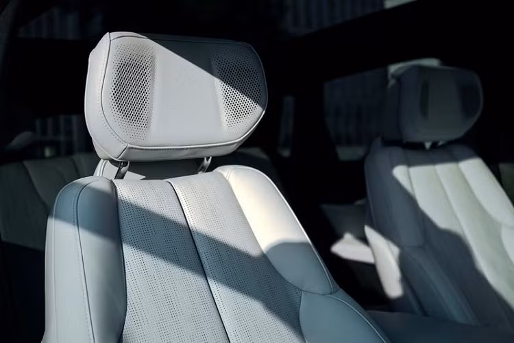 Tất cả phiên bản Cadillac Lyriq tại thị trường Trung Quốc đều được phát triển trên nền tảng Ultium của General Motors, với bộ pin 100 kWh ước tính cung cấp phạm vi hoạt động tối đa khoảng 650 km.