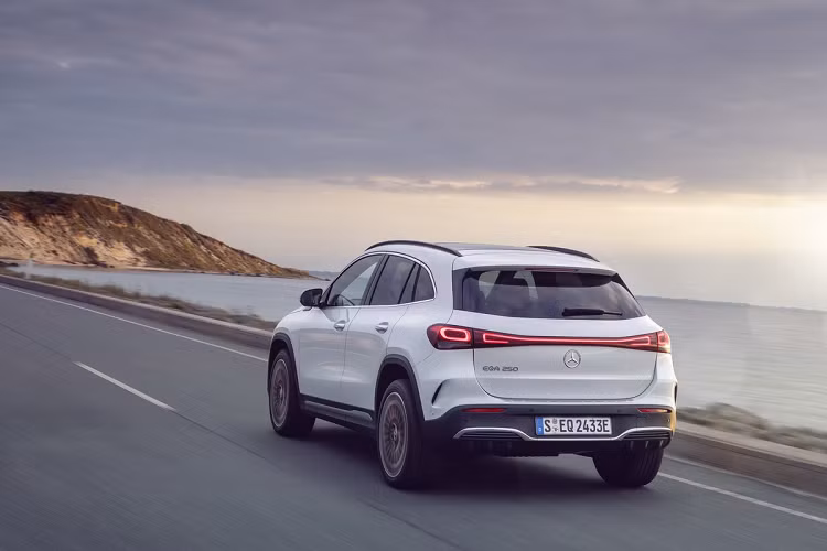 Đuôi xe EQA 250 được chia thành 2 phần nhờ dãy đèn hậu LED cắt ngang, thiết kế này khiến cho logo Mercedes-Benz phải dời xuống phía dưới đôi chút. Vị trí đặt ống xả được trang trí bằng dãy chrome.