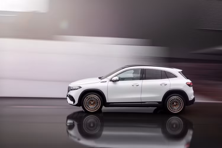 Hệ thống treo tiêu chuẩn trên EQA 250 là giảm xóc lò xo thép, ngoài ra còn có tùy chọn hệ thống treo giảm chấn thích ứng. Trong tương lai, các biến thể mạnh hơn của EQA sẽ có thêm động cơ điện ở trục sau với hệ dẫn động 4 bánh 4MATIC.